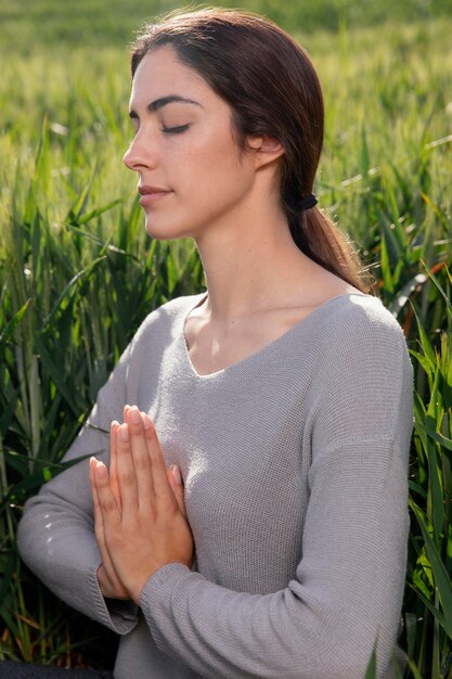 Hermosa mujer meditando en la naturaleza