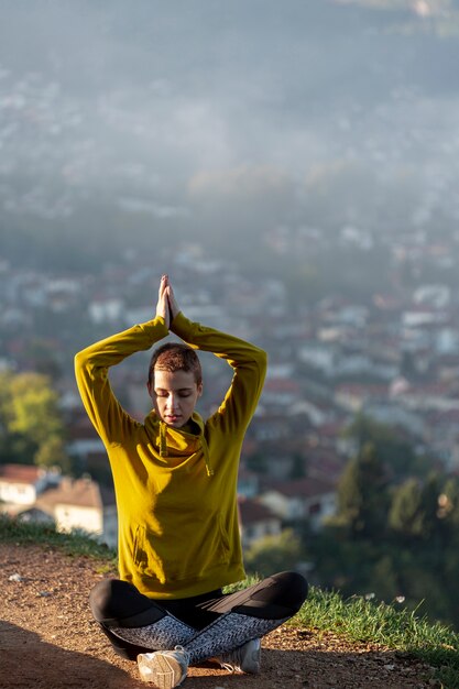 Hermosa mujer meditando tiro completo