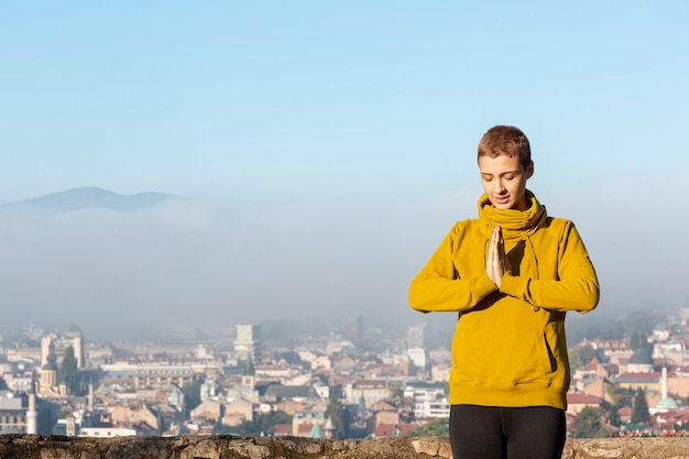 Hermosa mujer meditando tiro medio