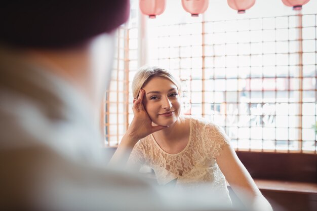 Hermosa mujer mirando al hombre