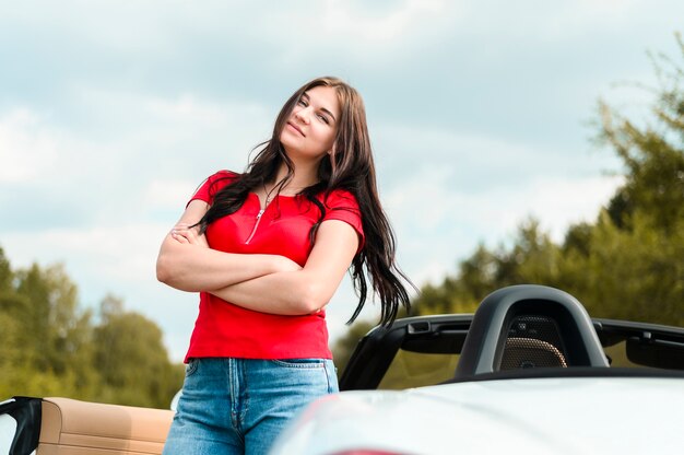 Hermosa mujer mirando a cámara