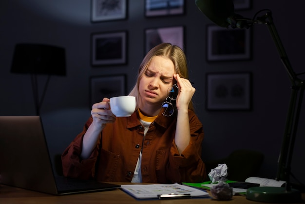 Hermosa mujer mirando estresado en el escritorio