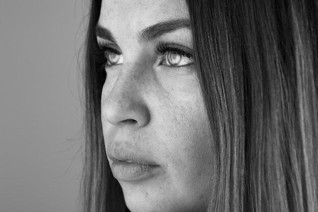 Hermosa mujer mirando lejos y pensando en la habitación.