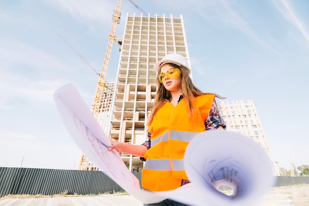 Foto gratuita hermosa mujer mirando el proyecto