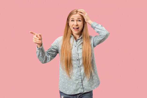 Hermosa mujer mirando sorprendido aislado en rosa