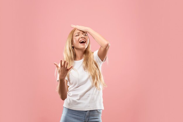 Hermosa mujer mirando sorprendido y desconcertado aislado en rosa