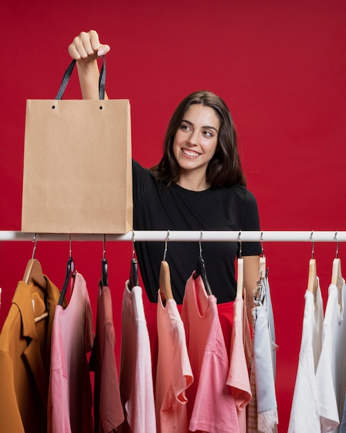 Foto gratuita hermosa mujer mirando su bolso de compras