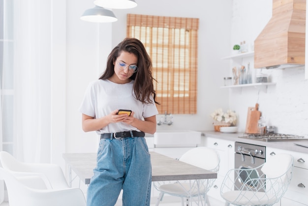 Hermosa mujer mirando su teléfono