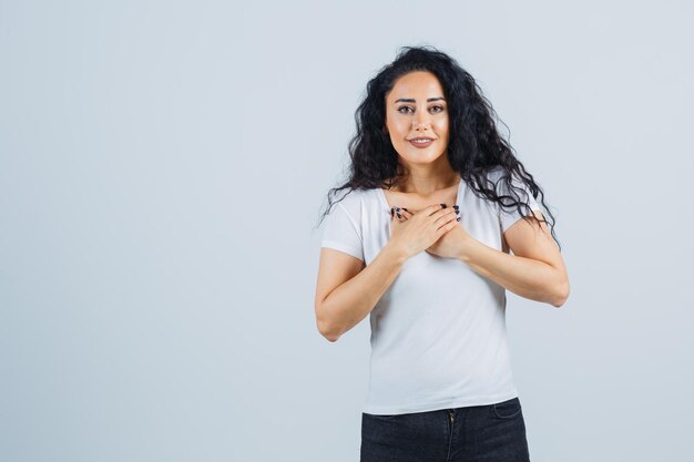 Hermosa mujer morena con una camiseta blanca