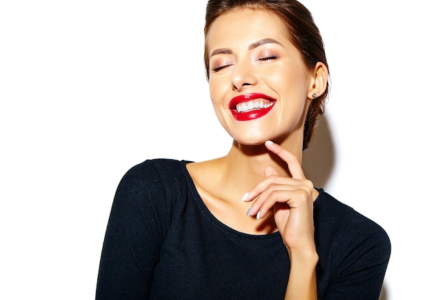 hermosa mujer morena sexy linda feliz en vestido negro casual con labios rojos en la pared blanca