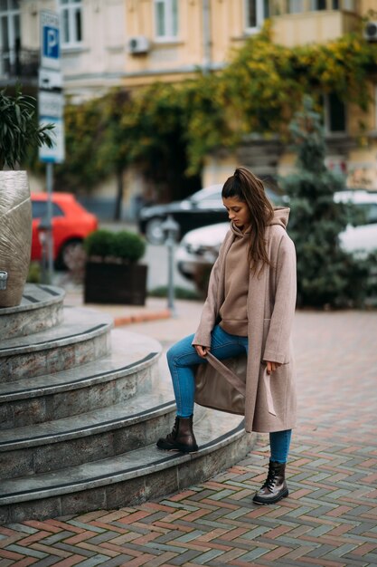 Hermosa mujer morena sonriente feliz linda caminando por la ciudad