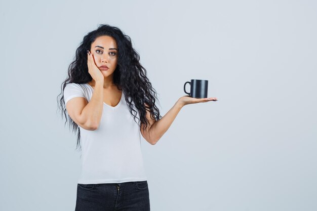 Hermosa mujer morena sosteniendo una taza