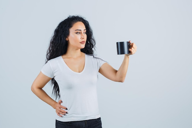 Hermosa mujer morena sosteniendo una taza