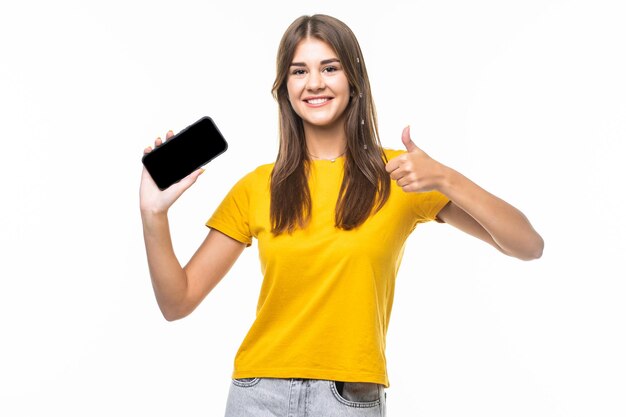 Hermosa mujer mostrando un teléfono inteligente con el pulgar hacia arriba aislado en blanco