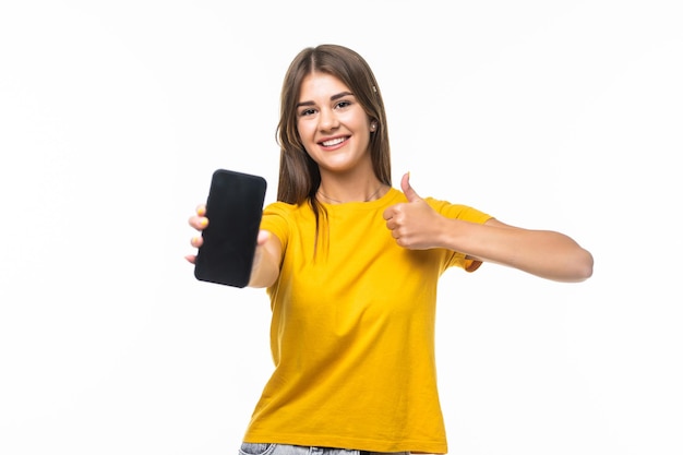 Hermosa mujer mostrando un teléfono inteligente con el pulgar hacia arriba aislado en blanco