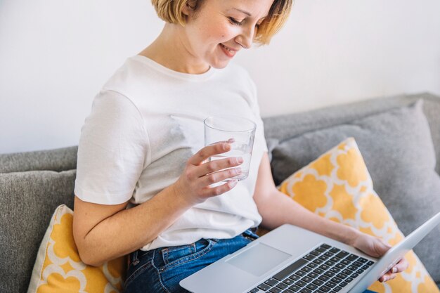 Hermosa mujer con mujer usando laptop