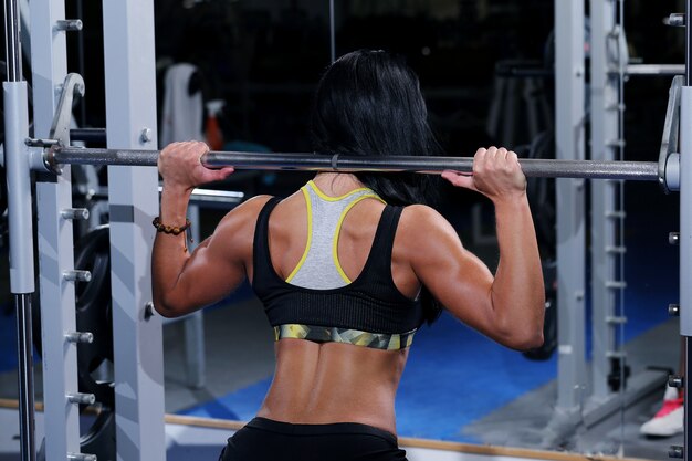 Hermosa mujer muscular en un gimnasio