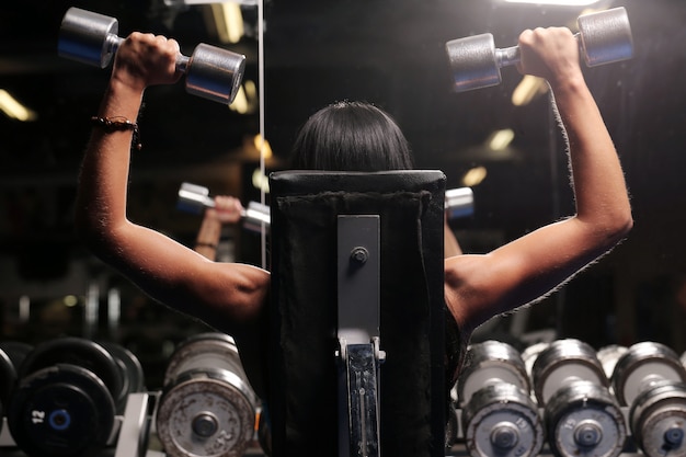 Hermosa mujer muscular en un gimnasio