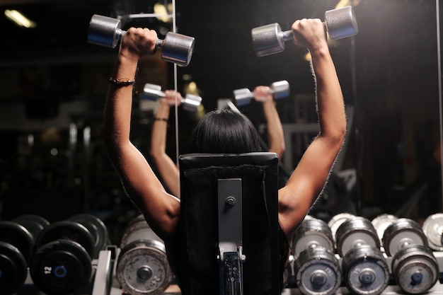 Hermosa mujer muscular en un gimnasio