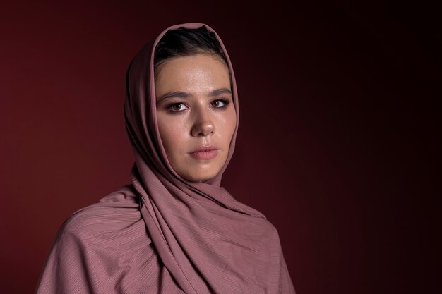 Hermosa mujer musulmana con un hijab