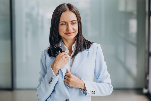 Hermosa mujer de negocios aislada vistiendo traje azul