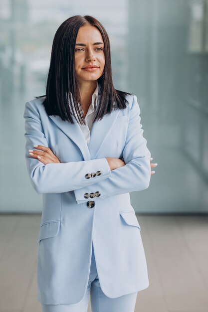 Hermosa mujer de negocios aislada vistiendo traje azul