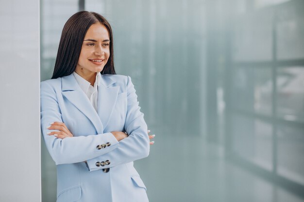 Hermosa mujer de negocios aislada vistiendo traje azul