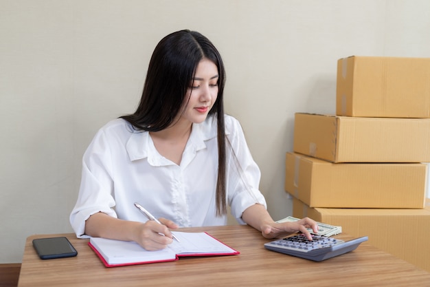 Foto gratuita hermosa mujer de negocios asiática joven cayó feliz después de pedir producto