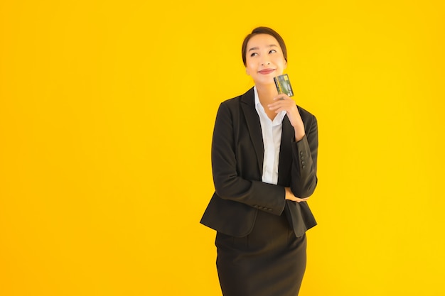 hermosa mujer de negocios asiática joven con tarjeta de crédito