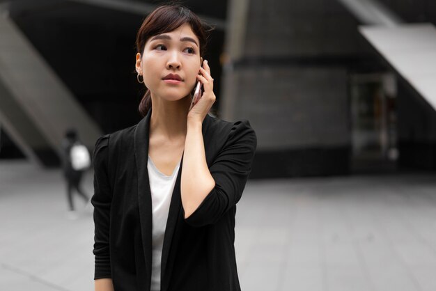 Hermosa mujer de negocios hablando por teléfono