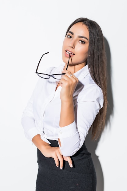 Hermosa mujer de negocios joven caucásica feliz en camisa clásica blanca y gafas aisladas en blanco de cerca. Gerente, trabajador, estudiante. Copie el espacio para publicidad