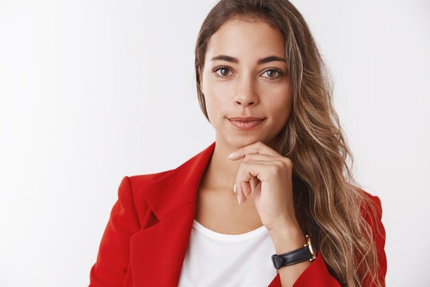 Hermosa mujer de negocios moderna exitosa con estilo en chaqueta de moda roja sonriendo