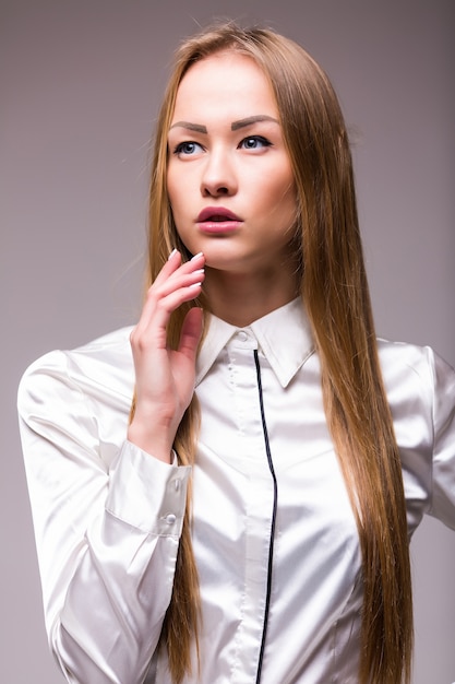 Hermosa mujer de negocios sonriente aislado pared blanca