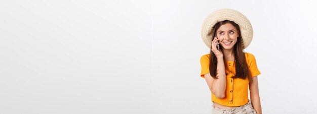 Hermosa mujer de negocios sonriente hablando por teléfono