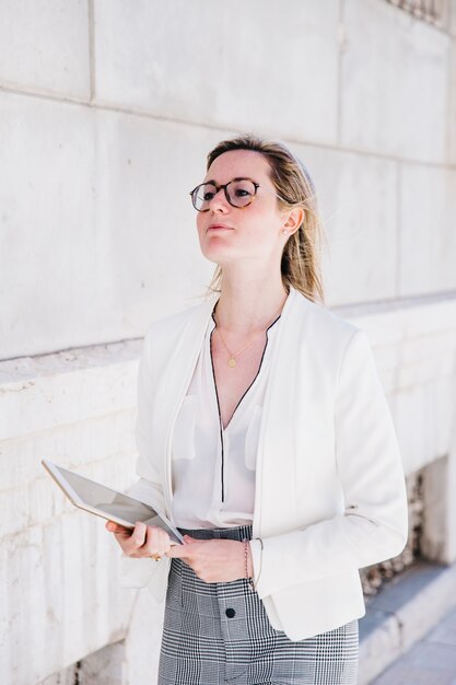 Hermosa mujer de negocios con tableta