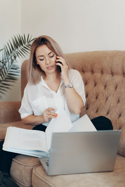 Hermosa mujer de negocios trabajando en casa.