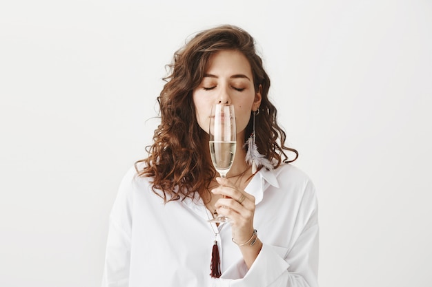 Hermosa mujer oliendo vino