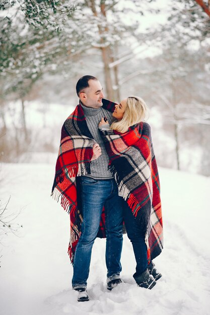 Hermosa mujer en un parque de invierno con su esposo