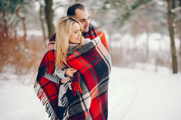 Hermosa mujer en un parque de invierno con su esposo