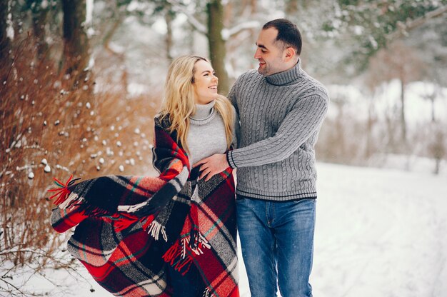 Hermosa mujer en un parque de invierno con su esposo