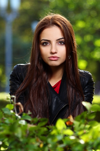 Hermosa mujer en el parque en los últimos días soleados