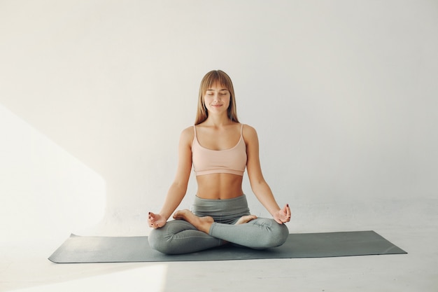 Foto gratuita una hermosa mujer participa en un estudio de yoga