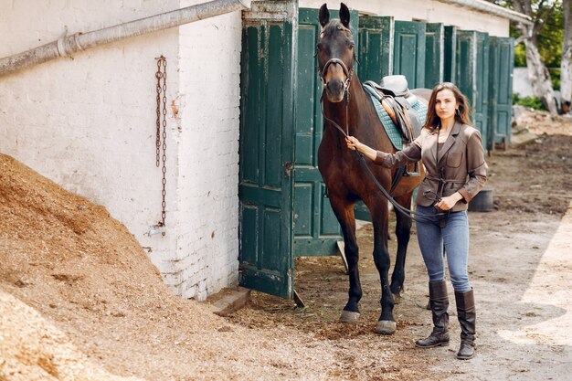 Hermosa mujer pasar tiempo con un caballo