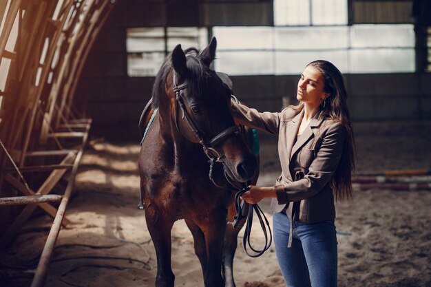 Hermosa mujer pasar tiempo con un caballo