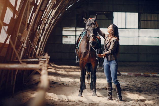 Hermosa mujer pasar tiempo con un caballo