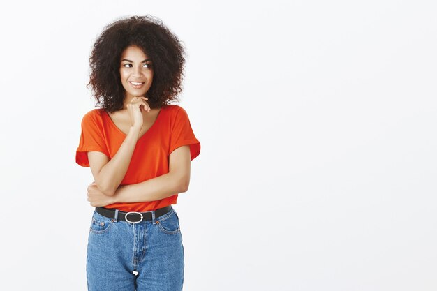 Hermosa mujer con peinado afro posando en el estudio