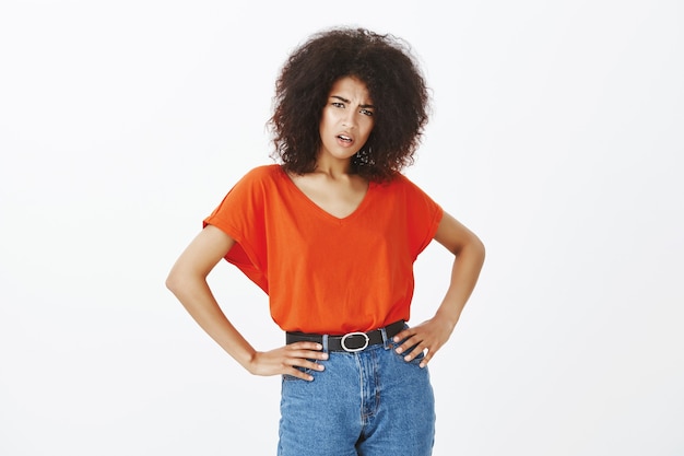 Foto gratuita hermosa mujer con peinado afro posando en el estudio