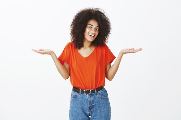 Hermosa mujer con peinado afro posando en el estudio