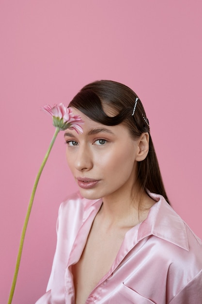 Hermosa mujer con peinado de moda