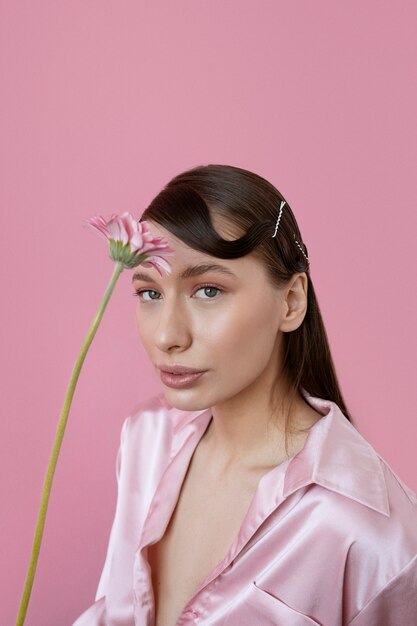 Hermosa mujer con peinado de moda